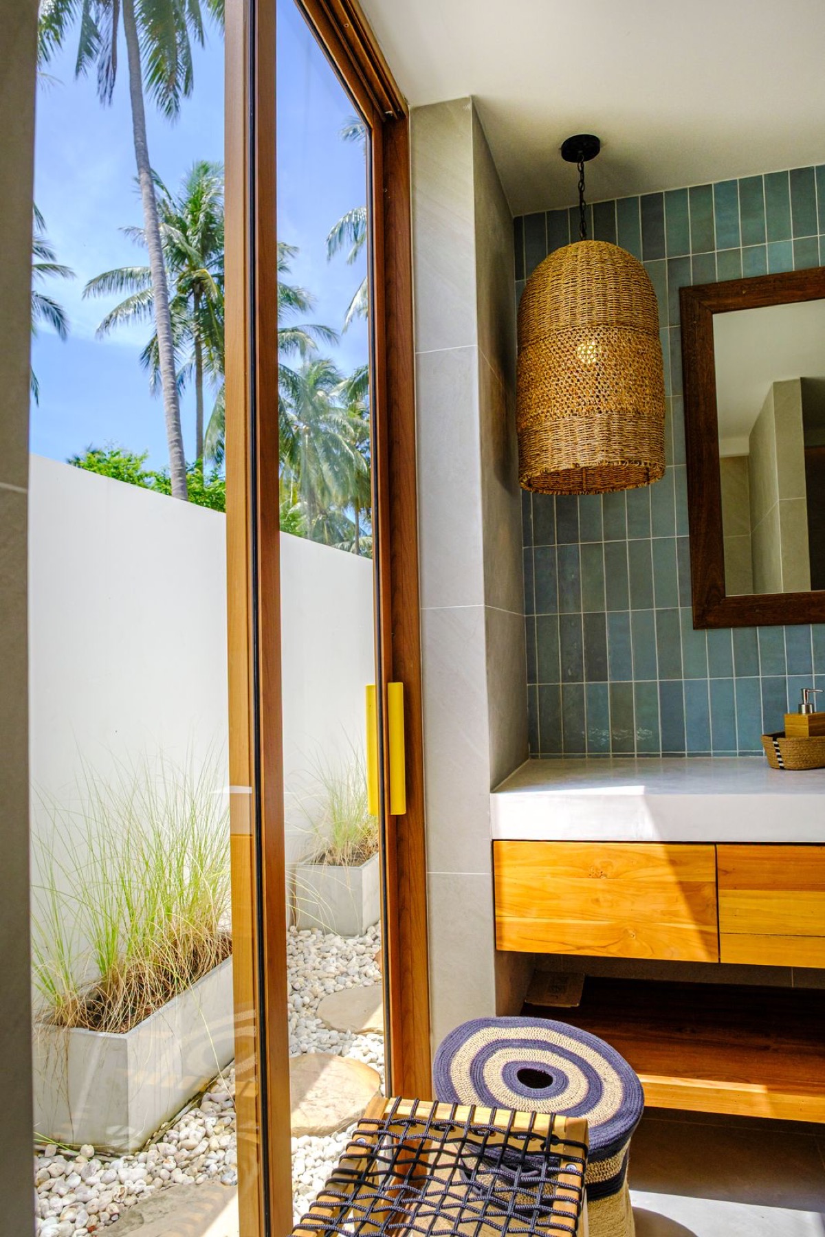 Baño abierto al jardín