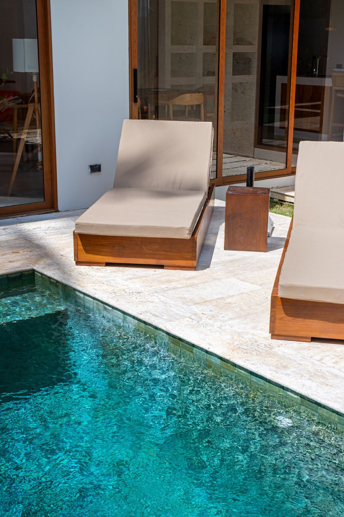 Piscina privada con tumbonas