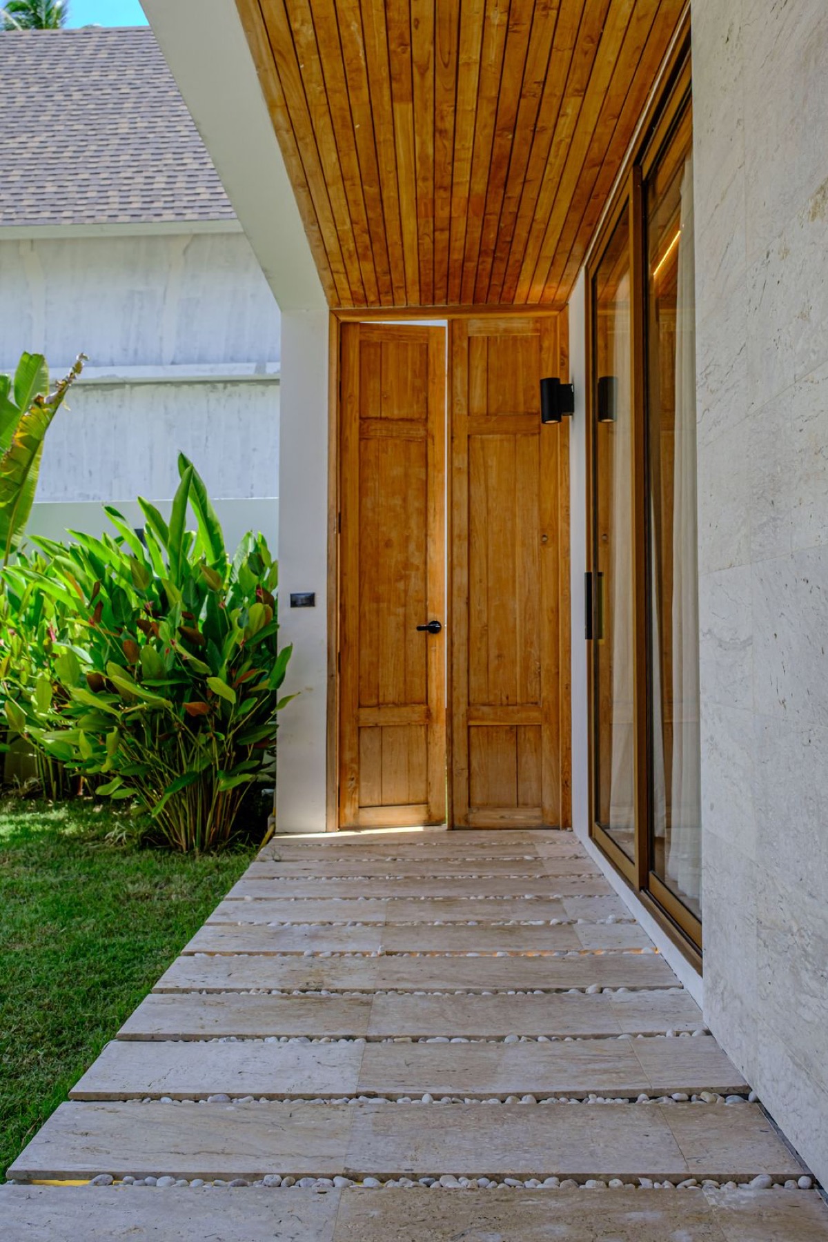 Entrada de una villa con camino de piedra