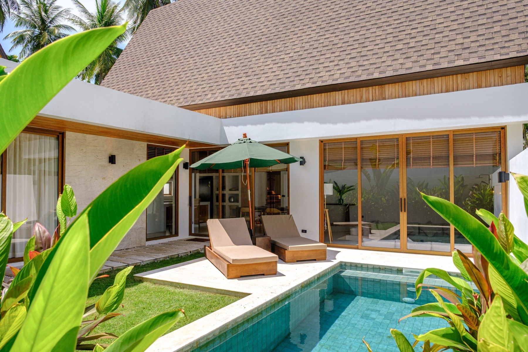 Villa Mira: piscina privada, jardín y techo de teca