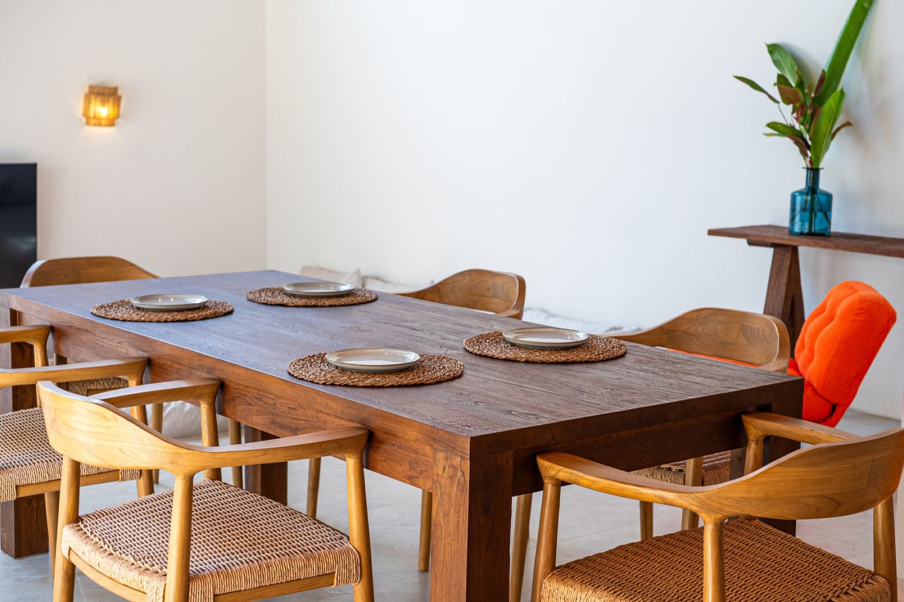 Mesa de teca maciza y sillas de ratán