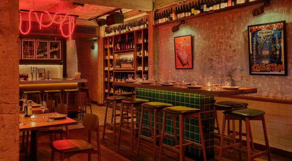 La barra y la pared de botellas del nuevo Mod Kaew