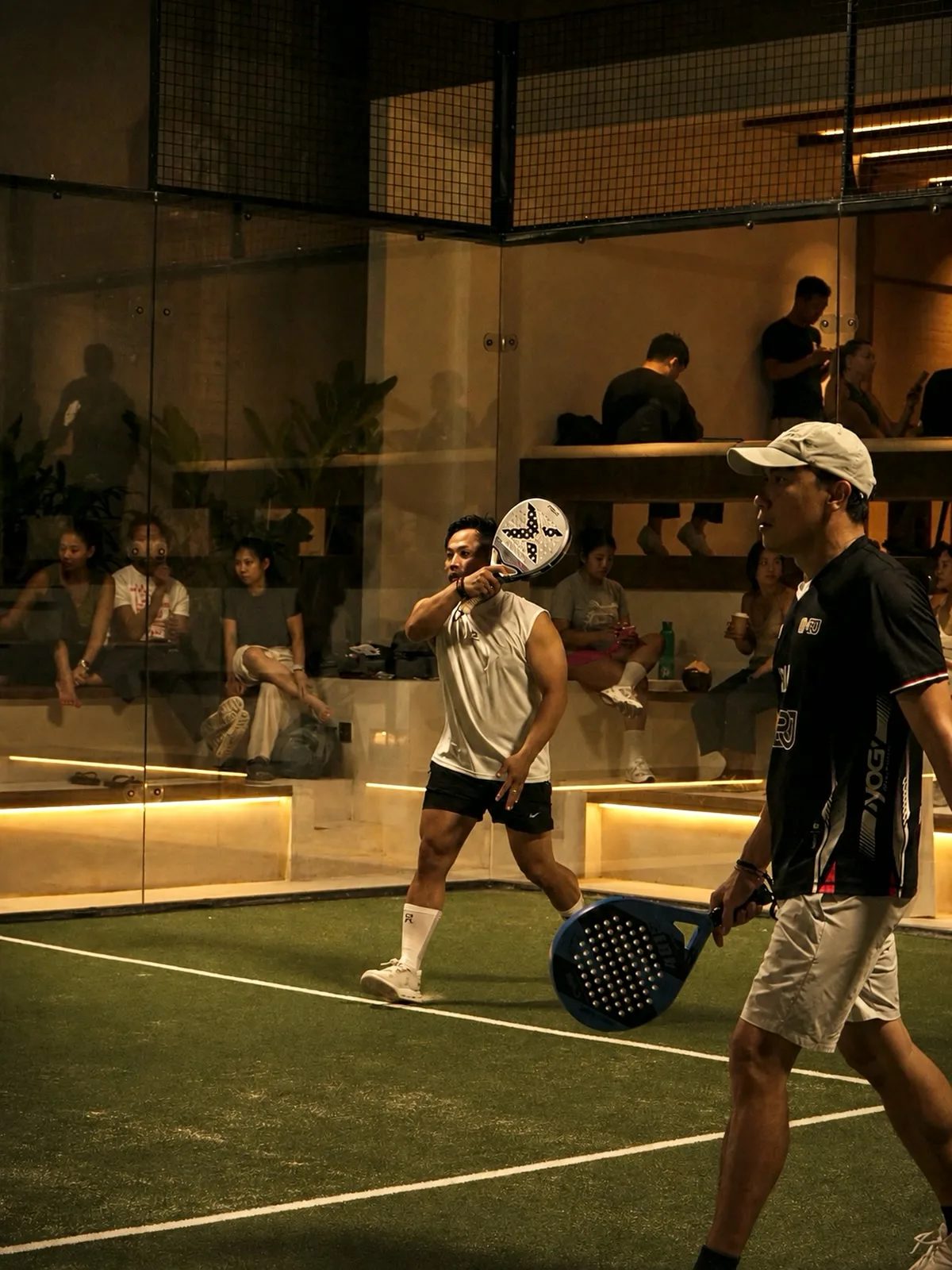 Partido con público en Pad Thai Padel Bali