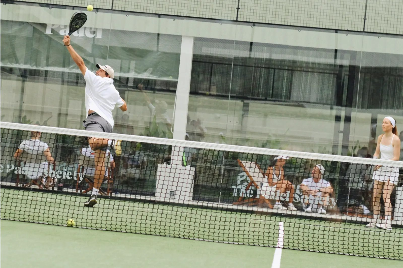 Partido en las pistas de Pad Thai Padel Bangkok
