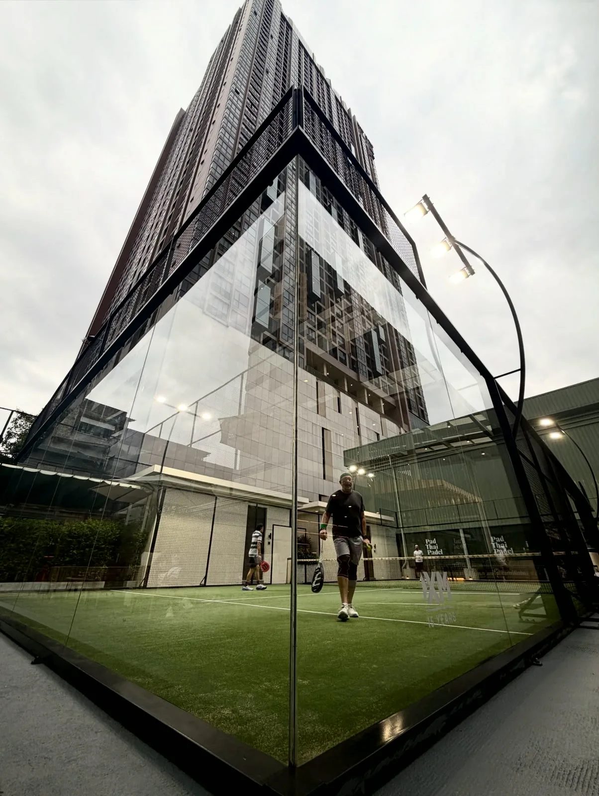Pista de cristal de Pad Thai Padel bajo las torres de Rama IV